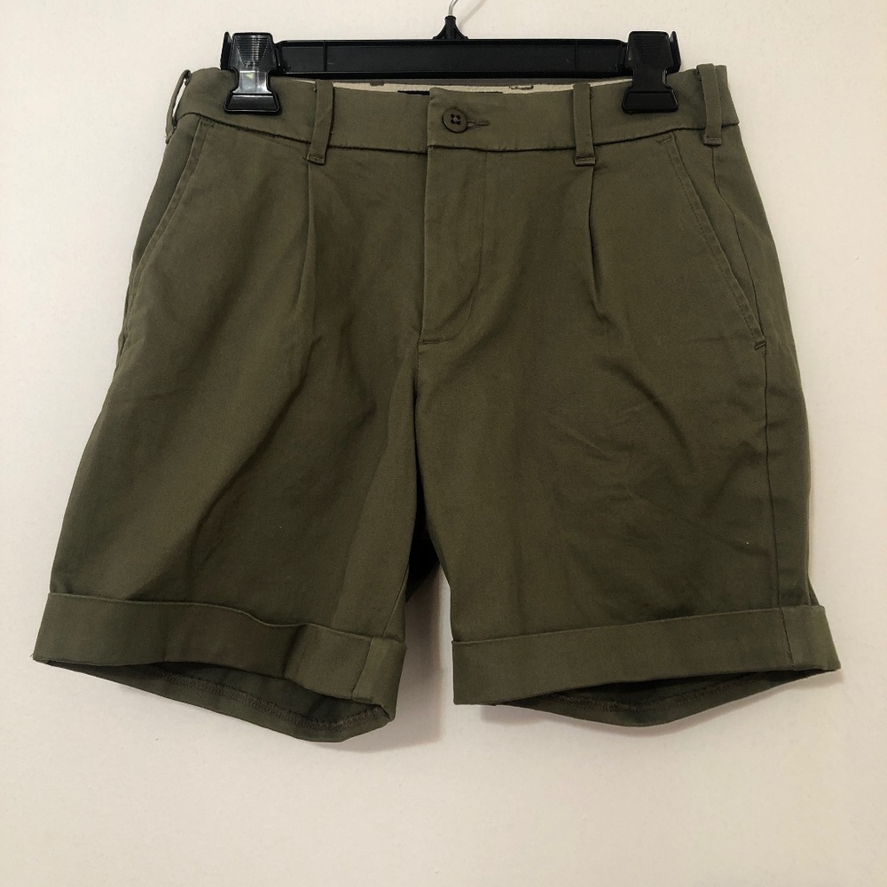 Abercrombie & Fitch olive green pleated and cuffed shorts in size 28.